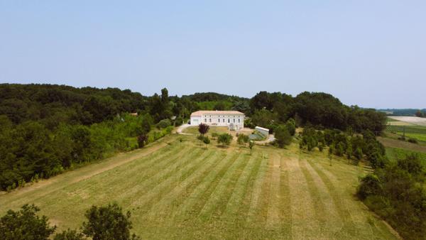 Manoir 4 chambres, 1 dépendance et grand terrain Mirambeau