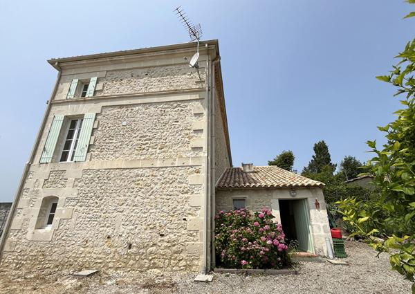 Manoir 4 chambres, 1 dépendance et grand terrain Mirambeau