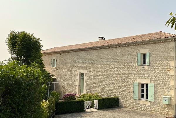 Manoir 4 chambres, 1 dépendance et grand terrain Mirambeau