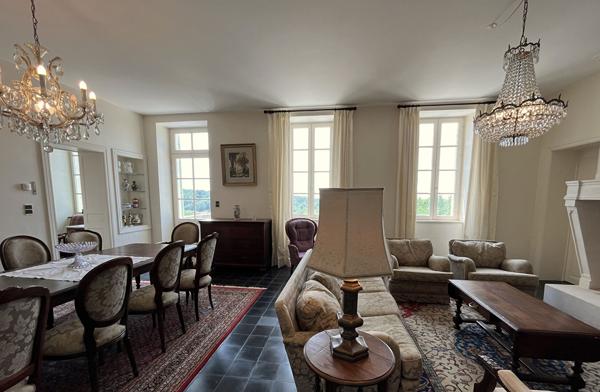 Manoir 4 chambres, 1 dépendance et grand terrain Mirambeau