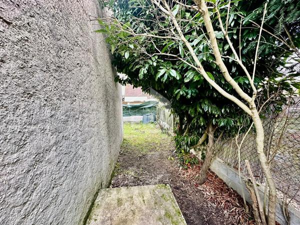 Location d'un F1 meublé dans une dépendance divisée en 2 logement avec jardin à Herblay-sur-Seine.