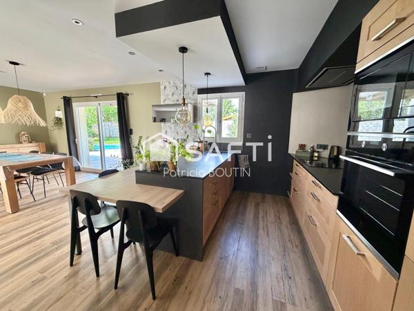 PAVILLON DE PLAIN PIED 4 CHAMBRES, BUREAU PISCINE ET GARAGES !