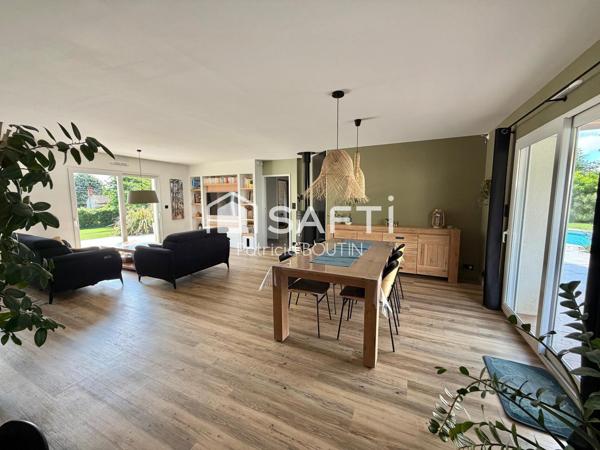 PAVILLON DE PLAIN PIED 4 CHAMBRES, BUREAU PISCINE ET GARAGES !