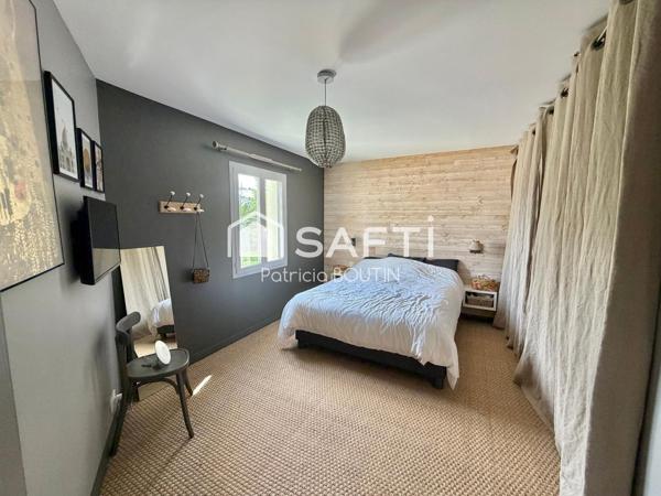 PAVILLON DE PLAIN PIED 4 CHAMBRES, BUREAU PISCINE ET GARAGES !