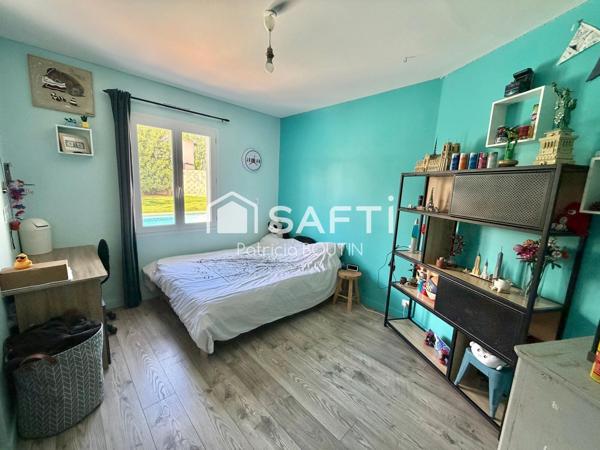 PAVILLON DE PLAIN PIED 4 CHAMBRES, BUREAU PISCINE ET GARAGES !