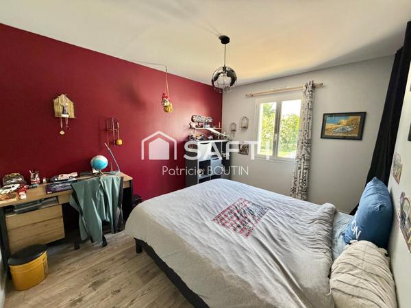PAVILLON DE PLAIN PIED 4 CHAMBRES, BUREAU PISCINE ET GARAGES !
