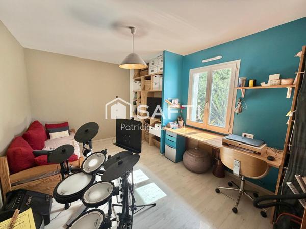 PAVILLON DE PLAIN PIED 4 CHAMBRES, BUREAU PISCINE ET GARAGES !