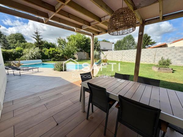 PAVILLON DE PLAIN PIED 4 CHAMBRES, BUREAU PISCINE ET GARAGES !