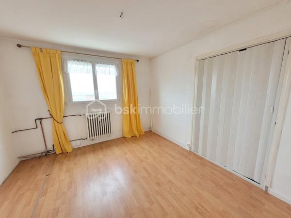 *** URGENT ! *** Secteur Maréchal Joffre*** Appartement F4 traversant au 6ème et dernier étage avec BELLE VUE sur la ville et l'estuaire , avec ASCENSEUR.
 Appartement  comprenant: entrée, séjour avec accès balcon , salon, cuisine aménagée avec accès terrasse , 2 chambres, séchoir, SDD, WC. 
BALCON au sud, TERRASSE au nord. Cave . GARAGE individuel. Chauffage collectif. Rafraîchissement  à prévoir! ***FAIRE UNE OFFRE APRES LA VISITE!***