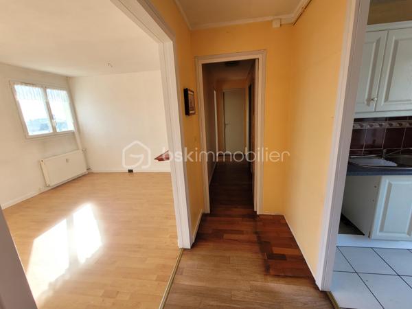 *** URGENT ! *** Secteur Maréchal Joffre*** Appartement F4 traversant au 6ème et dernier étage avec BELLE VUE sur la ville et l'estuaire , avec ASCENSEUR.
 Appartement  comprenant: entrée, séjour avec accès balcon , salon, cuisine aménagée avec accès terrasse , 2 chambres, séchoir, SDD, WC. 
BALCON au sud, TERRASSE au nord. Cave . GARAGE individuel. Chauffage collectif. Rafraîchissement  à prévoir! ***FAIRE UNE OFFRE APRES LA VISITE!***