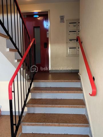 *** URGENT ! *** Secteur Maréchal Joffre*** Appartement F4 traversant au 6ème et dernier étage avec BELLE VUE sur la ville et l'estuaire , avec ASCENSEUR.
 Appartement  comprenant: entrée, séjour avec accès balcon , salon, cuisine aménagée avec accès terrasse , 2 chambres, séchoir, SDD, WC. 
BALCON au sud, TERRASSE au nord. Cave . GARAGE individuel. Chauffage collectif. Rafraîchissement  à prévoir! ***FAIRE UNE OFFRE APRES LA VISITE!***