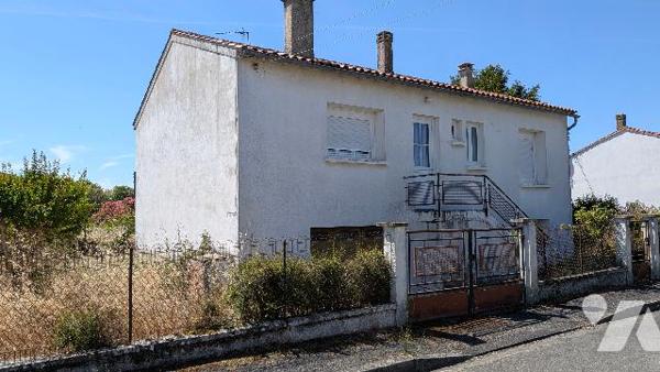 Maison d'habitation idéal investisseur proche de la gare de Mauzé-Sur-Le-Mignon.