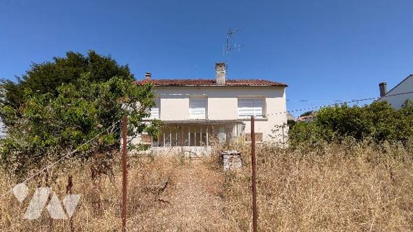 Maison d'habitation idéal investisseur proche de la gare de Mauzé-Sur-Le-Mignon.