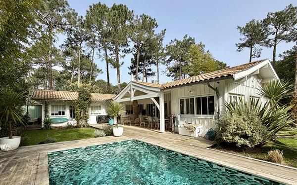 Cap Ferret, entre bassin et océan, ravissante villa bois, 4 chambres, 3 SB/SE, piscine chauffée, 3 cabanons, sur très belle parcelle végétalisée de 800m2