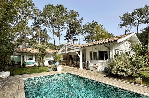 Cap Ferret, entre bassin et océan, ravissante villa bois, 4 chambres, 3 SB/SE, piscine chauffée, 3 cabanons, sur très belle parcelle végétalisée de 800m2