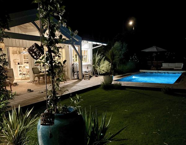 Cap Ferret, entre bassin et océan, ravissante villa bois, 4 chambres, 3 SB/SE, piscine chauffée, 3 cabanons, sur très belle parcelle végétalisée de 800m2
