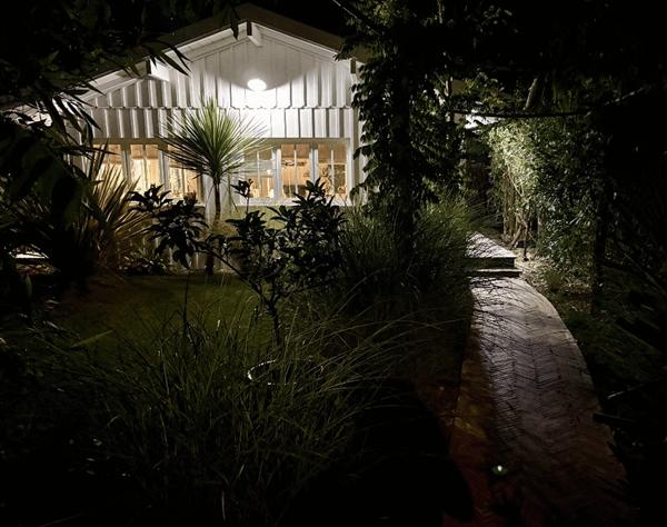 Cap Ferret, entre bassin et océan, ravissante villa bois, 4 chambres, 3 SB/SE, piscine chauffée, 3 cabanons, sur très belle parcelle végétalisée de 800m2