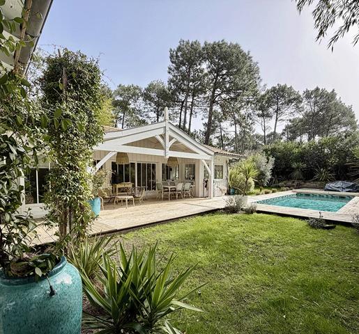 Cap Ferret, entre bassin et océan, ravissante villa bois, 4 chambres, 3 SB/SE, piscine chauffée, 3 cabanons, sur très belle parcelle végétalisée de 800m2