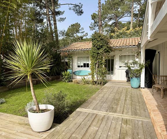 Cap Ferret, entre bassin et océan, ravissante villa bois, 4 chambres, 3 SB/SE, piscine chauffée, 3 cabanons, sur très belle parcelle végétalisée de 800m2