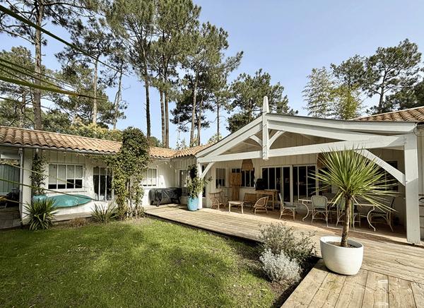 Cap Ferret, entre bassin et océan, ravissante villa bois, 4 chambres, 3 SB/SE, piscine chauffée, 3 cabanons, sur très belle parcelle végétalisée de 800m2
