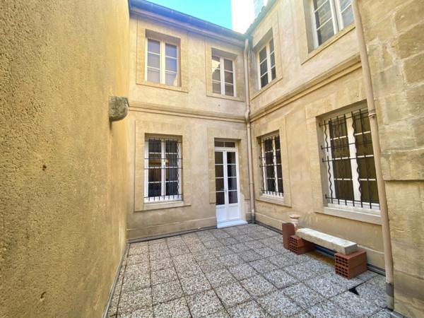 APPARTEMENT T3 (DPE C) AVEC TERRASSE - BORDEAUX QUARTIER ST PIERRE/CAMILLE JULLIAN - IMMEUBLE EN PIERRE RÉNOVÉ.