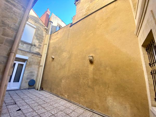 APPARTEMENT T3 (DPE C) AVEC TERRASSE - BORDEAUX QUARTIER ST PIERRE/CAMILLE JULLIAN - IMMEUBLE EN PIERRE RÉNOVÉ.