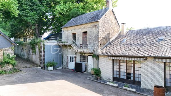 À 15 minutes de Sées et de Gacé, sur la commune du Merlerault-Le Pin, au cœur d’un bourg offrant de nombreuses commodités, découvrez cet ensemble immobilier à rénover au fort potentiel.
Il se compose d’une maison principale comprenant un salon séjour avec insert à bois, une cuisine aménagée, un ancien local commercial, une chambre de plain-pied ainsi qu’un bureau. À l’étage, vous trouverez quatre belles chambres spacieuses, une salle de bains et des WC. Un grenier aménageable d’environ 50 m² vient compléter l’ensemble et offre de nombreuses possibilités d’aménagement.
À l’extérieur, la propriété dispose également d’une chaufferie, d’un atelier et d’un préau de beaux volumes. Une seconde petite maison, à rénover entièrement, vous permettra d’envisager un agrandissement de l’espace habitable ou la création d’un logement indépendant.
L’ensemble est entièrement clôturé et vous pourrez profiter de moments conviviaux en famille dans la cour ou le jardin arboré.
Le système de chauffage a été changé en 2023 avec l'installation d'une pompe à chaleur air/eau , assainissement collectif 
A VISITER ABSOLUMENT!