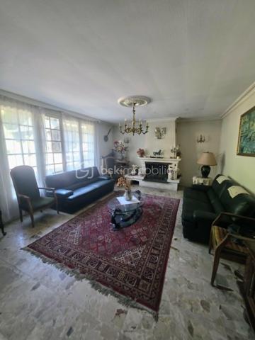 À 15 minutes de Sées et de Gacé, sur la commune du Merlerault-Le Pin, au cœur d’un bourg offrant de nombreuses commodités, découvrez cet ensemble immobilier à rénover au fort potentiel.
Il se compose d’une maison principale comprenant un salon séjour avec insert à bois, une cuisine aménagée, un ancien local commercial, une chambre de plain-pied ainsi qu’un bureau. À l’étage, vous trouverez quatre belles chambres spacieuses, une salle de bains et des WC. Un grenier aménageable d’environ 50 m² vient compléter l’ensemble et offre de nombreuses possibilités d’aménagement.
À l’extérieur, la propriété dispose également d’une chaufferie, d’un atelier et d’un préau de beaux volumes. Une seconde petite maison, à rénover entièrement, vous permettra d’envisager un agrandissement de l’espace habitable ou la création d’un logement indépendant.
L’ensemble est entièrement clôturé et vous pourrez profiter de moments conviviaux en famille dans la cour ou le jardin arboré.
Le système de chauffage a été changé en 2023 avec l'installation d'une pompe à chaleur air/eau , assainissement collectif 
A VISITER ABSOLUMENT!