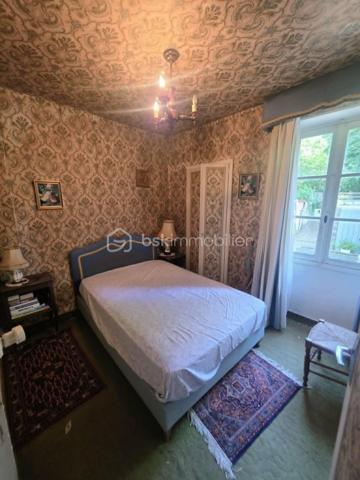 À 15 minutes de Sées et de Gacé, sur la commune du Merlerault-Le Pin, au cœur d’un bourg offrant de nombreuses commodités, découvrez cet ensemble immobilier à rénover au fort potentiel.
Il se compose d’une maison principale comprenant un salon séjour avec insert à bois, une cuisine aménagée, un ancien local commercial, une chambre de plain-pied ainsi qu’un bureau. À l’étage, vous trouverez quatre belles chambres spacieuses, une salle de bains et des WC. Un grenier aménageable d’environ 50 m² vient compléter l’ensemble et offre de nombreuses possibilités d’aménagement.
À l’extérieur, la propriété dispose également d’une chaufferie, d’un atelier et d’un préau de beaux volumes. Une seconde petite maison, à rénover entièrement, vous permettra d’envisager un agrandissement de l’espace habitable ou la création d’un logement indépendant.
L’ensemble est entièrement clôturé et vous pourrez profiter de moments conviviaux en famille dans la cour ou le jardin arboré.
Le système de chauffage a été changé en 2023 avec l'installation d'une pompe à chaleur air/eau , assainissement collectif 
A VISITER ABSOLUMENT!
