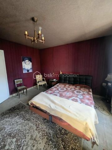À 15 minutes de Sées et de Gacé, sur la commune du Merlerault-Le Pin, au cœur d’un bourg offrant de nombreuses commodités, découvrez cet ensemble immobilier à rénover au fort potentiel.
Il se compose d’une maison principale comprenant un salon séjour avec insert à bois, une cuisine aménagée, un ancien local commercial, une chambre de plain-pied ainsi qu’un bureau. À l’étage, vous trouverez quatre belles chambres spacieuses, une salle de bains et des WC. Un grenier aménageable d’environ 50 m² vient compléter l’ensemble et offre de nombreuses possibilités d’aménagement.
À l’extérieur, la propriété dispose également d’une chaufferie, d’un atelier et d’un préau de beaux volumes. Une seconde petite maison, à rénover entièrement, vous permettra d’envisager un agrandissement de l’espace habitable ou la création d’un logement indépendant.
L’ensemble est entièrement clôturé et vous pourrez profiter de moments conviviaux en famille dans la cour ou le jardin arboré.
Le système de chauffage a été changé en 2023 avec l'installation d'une pompe à chaleur air/eau , assainissement collectif 
A VISITER ABSOLUMENT!