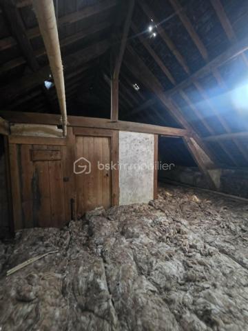 À 15 minutes de Sées et de Gacé, sur la commune du Merlerault-Le Pin, au cœur d’un bourg offrant de nombreuses commodités, découvrez cet ensemble immobilier à rénover au fort potentiel.
Il se compose d’une maison principale comprenant un salon séjour avec insert à bois, une cuisine aménagée, un ancien local commercial, une chambre de plain-pied ainsi qu’un bureau. À l’étage, vous trouverez quatre belles chambres spacieuses, une salle de bains et des WC. Un grenier aménageable d’environ 50 m² vient compléter l’ensemble et offre de nombreuses possibilités d’aménagement.
À l’extérieur, la propriété dispose également d’une chaufferie, d’un atelier et d’un préau de beaux volumes. Une seconde petite maison, à rénover entièrement, vous permettra d’envisager un agrandissement de l’espace habitable ou la création d’un logement indépendant.
L’ensemble est entièrement clôturé et vous pourrez profiter de moments conviviaux en famille dans la cour ou le jardin arboré.
Le système de chauffage a été changé en 2023 avec l'installation d'une pompe à chaleur air/eau , assainissement collectif 
A VISITER ABSOLUMENT!