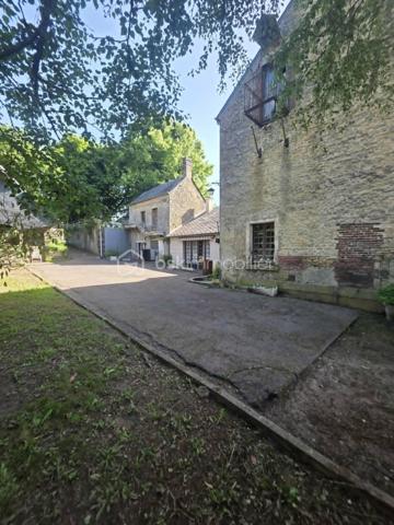 À 15 minutes de Sées et de Gacé, sur la commune du Merlerault-Le Pin, au cœur d’un bourg offrant de nombreuses commodités, découvrez cet ensemble immobilier à rénover au fort potentiel.
Il se compose d’une maison principale comprenant un salon séjour avec insert à bois, une cuisine aménagée, un ancien local commercial, une chambre de plain-pied ainsi qu’un bureau. À l’étage, vous trouverez quatre belles chambres spacieuses, une salle de bains et des WC. Un grenier aménageable d’environ 50 m² vient compléter l’ensemble et offre de nombreuses possibilités d’aménagement.
À l’extérieur, la propriété dispose également d’une chaufferie, d’un atelier et d’un préau de beaux volumes. Une seconde petite maison, à rénover entièrement, vous permettra d’envisager un agrandissement de l’espace habitable ou la création d’un logement indépendant.
L’ensemble est entièrement clôturé et vous pourrez profiter de moments conviviaux en famille dans la cour ou le jardin arboré.
Le système de chauffage a été changé en 2023 avec l'installation d'une pompe à chaleur air/eau , assainissement collectif 
A VISITER ABSOLUMENT!