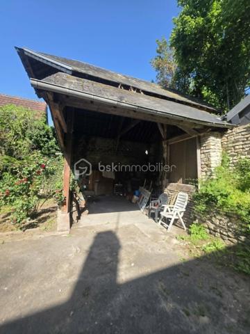 À 15 minutes de Sées et de Gacé, sur la commune du Merlerault-Le Pin, au cœur d’un bourg offrant de nombreuses commodités, découvrez cet ensemble immobilier à rénover au fort potentiel.
Il se compose d’une maison principale comprenant un salon séjour avec insert à bois, une cuisine aménagée, un ancien local commercial, une chambre de plain-pied ainsi qu’un bureau. À l’étage, vous trouverez quatre belles chambres spacieuses, une salle de bains et des WC. Un grenier aménageable d’environ 50 m² vient compléter l’ensemble et offre de nombreuses possibilités d’aménagement.
À l’extérieur, la propriété dispose également d’une chaufferie, d’un atelier et d’un préau de beaux volumes. Une seconde petite maison, à rénover entièrement, vous permettra d’envisager un agrandissement de l’espace habitable ou la création d’un logement indépendant.
L’ensemble est entièrement clôturé et vous pourrez profiter de moments conviviaux en famille dans la cour ou le jardin arboré.
Le système de chauffage a été changé en 2023 avec l'installation d'une pompe à chaleur air/eau , assainissement collectif 
A VISITER ABSOLUMENT!