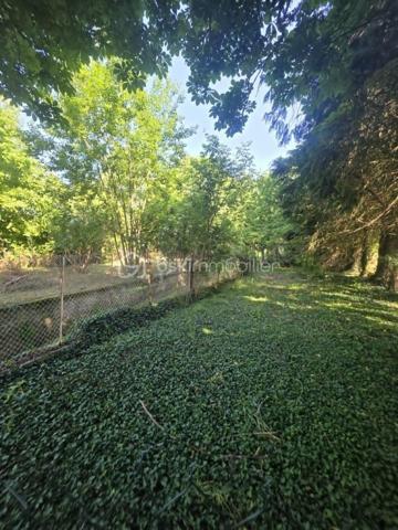 À 15 minutes de Sées et de Gacé, sur la commune du Merlerault-Le Pin, au cœur d’un bourg offrant de nombreuses commodités, découvrez cet ensemble immobilier à rénover au fort potentiel.
Il se compose d’une maison principale comprenant un salon séjour avec insert à bois, une cuisine aménagée, un ancien local commercial, une chambre de plain-pied ainsi qu’un bureau. À l’étage, vous trouverez quatre belles chambres spacieuses, une salle de bains et des WC. Un grenier aménageable d’environ 50 m² vient compléter l’ensemble et offre de nombreuses possibilités d’aménagement.
À l’extérieur, la propriété dispose également d’une chaufferie, d’un atelier et d’un préau de beaux volumes. Une seconde petite maison, à rénover entièrement, vous permettra d’envisager un agrandissement de l’espace habitable ou la création d’un logement indépendant.
L’ensemble est entièrement clôturé et vous pourrez profiter de moments conviviaux en famille dans la cour ou le jardin arboré.
Le système de chauffage a été changé en 2023 avec l'installation d'une pompe à chaleur air/eau , assainissement collectif 
A VISITER ABSOLUMENT!