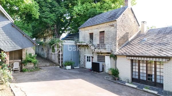 À 15 minutes de Sées et de Gacé, sur la commune du Merlerault-Le Pin, au cœur d’un bourg offrant de nombreuses commodités, découvrez cet ensemble immobilier à rénover au fort potentiel.
Il se compose d’une maison principale comprenant un salon séjour avec insert à bois, une cuisine aménagée, un ancien local commercial, une chambre de plain-pied ainsi qu’un bureau. À l’étage, vous trouverez quatre belles chambres spacieuses, une salle de bains et des WC. Un grenier aménageable d’environ 50 m² vient compléter l’ensemble et offre de nombreuses possibilités d’aménagement.
À l’extérieur, la propriété dispose également d’une chaufferie, d’un atelier et d’un préau de beaux volumes. Une seconde petite maison, à rénover entièrement, vous permettra d’envisager un agrandissement de l’espace habitable ou la création d’un logement indépendant.
L’ensemble est entièrement clôturé et vous pourrez profiter de moments conviviaux en famille dans la cour ou le jardin arboré.
Le système de chauffage a été changé en 2023 avec l'installation d'une pompe à chaleur air/eau , assainissement collectif 
A VISITER ABSOLUMENT!