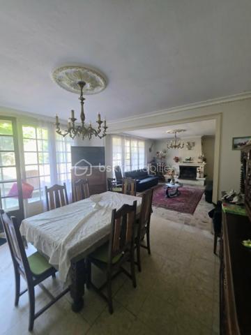 À 15 minutes de Sées et de Gacé, sur la commune du Merlerault-Le Pin, au cœur d’un bourg offrant de nombreuses commodités, découvrez cet ensemble immobilier à rénover au fort potentiel.
Il se compose d’une maison principale comprenant un salon séjour avec insert à bois, une cuisine aménagée, un ancien local commercial, une chambre de plain-pied ainsi qu’un bureau. À l’étage, vous trouverez quatre belles chambres spacieuses, une salle de bains et des WC. Un grenier aménageable d’environ 50 m² vient compléter l’ensemble et offre de nombreuses possibilités d’aménagement.
À l’extérieur, la propriété dispose également d’une chaufferie, d’un atelier et d’un préau de beaux volumes. Une seconde petite maison, à rénover entièrement, vous permettra d’envisager un agrandissement de l’espace habitable ou la création d’un logement indépendant.
L’ensemble est entièrement clôturé et vous pourrez profiter de moments conviviaux en famille dans la cour ou le jardin arboré.
Le système de chauffage a été changé en 2023 avec l'installation d'une pompe à chaleur air/eau , assainissement collectif 
A VISITER ABSOLUMENT!