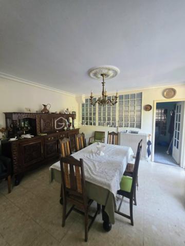 À 15 minutes de Sées et de Gacé, sur la commune du Merlerault-Le Pin, au cœur d’un bourg offrant de nombreuses commodités, découvrez cet ensemble immobilier à rénover au fort potentiel.
Il se compose d’une maison principale comprenant un salon séjour avec insert à bois, une cuisine aménagée, un ancien local commercial, une chambre de plain-pied ainsi qu’un bureau. À l’étage, vous trouverez quatre belles chambres spacieuses, une salle de bains et des WC. Un grenier aménageable d’environ 50 m² vient compléter l’ensemble et offre de nombreuses possibilités d’aménagement.
À l’extérieur, la propriété dispose également d’une chaufferie, d’un atelier et d’un préau de beaux volumes. Une seconde petite maison, à rénover entièrement, vous permettra d’envisager un agrandissement de l’espace habitable ou la création d’un logement indépendant.
L’ensemble est entièrement clôturé et vous pourrez profiter de moments conviviaux en famille dans la cour ou le jardin arboré.
Le système de chauffage a été changé en 2023 avec l'installation d'une pompe à chaleur air/eau , assainissement collectif 
A VISITER ABSOLUMENT!