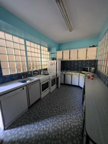 À 15 minutes de Sées et de Gacé, sur la commune du Merlerault-Le Pin, au cœur d’un bourg offrant de nombreuses commodités, découvrez cet ensemble immobilier à rénover au fort potentiel.
Il se compose d’une maison principale comprenant un salon séjour avec insert à bois, une cuisine aménagée, un ancien local commercial, une chambre de plain-pied ainsi qu’un bureau. À l’étage, vous trouverez quatre belles chambres spacieuses, une salle de bains et des WC. Un grenier aménageable d’environ 50 m² vient compléter l’ensemble et offre de nombreuses possibilités d’aménagement.
À l’extérieur, la propriété dispose également d’une chaufferie, d’un atelier et d’un préau de beaux volumes. Une seconde petite maison, à rénover entièrement, vous permettra d’envisager un agrandissement de l’espace habitable ou la création d’un logement indépendant.
L’ensemble est entièrement clôturé et vous pourrez profiter de moments conviviaux en famille dans la cour ou le jardin arboré.
Le système de chauffage a été changé en 2023 avec l'installation d'une pompe à chaleur air/eau , assainissement collectif 
A VISITER ABSOLUMENT!