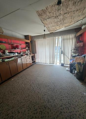 À 15 minutes de Sées et de Gacé, sur la commune du Merlerault-Le Pin, au cœur d’un bourg offrant de nombreuses commodités, découvrez cet ensemble immobilier à rénover au fort potentiel.
Il se compose d’une maison principale comprenant un salon séjour avec insert à bois, une cuisine aménagée, un ancien local commercial, une chambre de plain-pied ainsi qu’un bureau. À l’étage, vous trouverez quatre belles chambres spacieuses, une salle de bains et des WC. Un grenier aménageable d’environ 50 m² vient compléter l’ensemble et offre de nombreuses possibilités d’aménagement.
À l’extérieur, la propriété dispose également d’une chaufferie, d’un atelier et d’un préau de beaux volumes. Une seconde petite maison, à rénover entièrement, vous permettra d’envisager un agrandissement de l’espace habitable ou la création d’un logement indépendant.
L’ensemble est entièrement clôturé et vous pourrez profiter de moments conviviaux en famille dans la cour ou le jardin arboré.
Le système de chauffage a été changé en 2023 avec l'installation d'une pompe à chaleur air/eau , assainissement collectif 
A VISITER ABSOLUMENT!