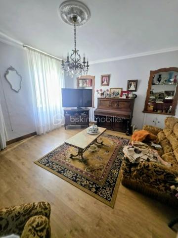 À 15 minutes de Sées et de Gacé, sur la commune du Merlerault-Le Pin, au cœur d’un bourg offrant de nombreuses commodités, découvrez cet ensemble immobilier à rénover au fort potentiel.
Il se compose d’une maison principale comprenant un salon séjour avec insert à bois, une cuisine aménagée, un ancien local commercial, une chambre de plain-pied ainsi qu’un bureau. À l’étage, vous trouverez quatre belles chambres spacieuses, une salle de bains et des WC. Un grenier aménageable d’environ 50 m² vient compléter l’ensemble et offre de nombreuses possibilités d’aménagement.
À l’extérieur, la propriété dispose également d’une chaufferie, d’un atelier et d’un préau de beaux volumes. Une seconde petite maison, à rénover entièrement, vous permettra d’envisager un agrandissement de l’espace habitable ou la création d’un logement indépendant.
L’ensemble est entièrement clôturé et vous pourrez profiter de moments conviviaux en famille dans la cour ou le jardin arboré.
Le système de chauffage a été changé en 2023 avec l'installation d'une pompe à chaleur air/eau , assainissement collectif 
A VISITER ABSOLUMENT!