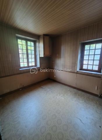 À 15 minutes de Sées et de Gacé, sur la commune du Merlerault-Le Pin, au cœur d’un bourg offrant de nombreuses commodités, découvrez cet ensemble immobilier à rénover au fort potentiel.
Il se compose d’une maison principale comprenant un salon séjour avec insert à bois, une cuisine aménagée, un ancien local commercial, une chambre de plain-pied ainsi qu’un bureau. À l’étage, vous trouverez quatre belles chambres spacieuses, une salle de bains et des WC. Un grenier aménageable d’environ 50 m² vient compléter l’ensemble et offre de nombreuses possibilités d’aménagement.
À l’extérieur, la propriété dispose également d’une chaufferie, d’un atelier et d’un préau de beaux volumes. Une seconde petite maison, à rénover entièrement, vous permettra d’envisager un agrandissement de l’espace habitable ou la création d’un logement indépendant.
L’ensemble est entièrement clôturé et vous pourrez profiter de moments conviviaux en famille dans la cour ou le jardin arboré.
Le système de chauffage a été changé en 2023 avec l'installation d'une pompe à chaleur air/eau , assainissement collectif 
A VISITER ABSOLUMENT!