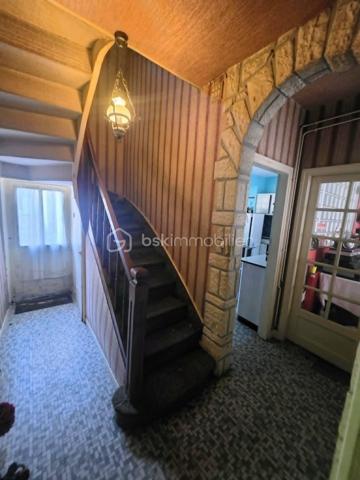 À 15 minutes de Sées et de Gacé, sur la commune du Merlerault-Le Pin, au cœur d’un bourg offrant de nombreuses commodités, découvrez cet ensemble immobilier à rénover au fort potentiel.
Il se compose d’une maison principale comprenant un salon séjour avec insert à bois, une cuisine aménagée, un ancien local commercial, une chambre de plain-pied ainsi qu’un bureau. À l’étage, vous trouverez quatre belles chambres spacieuses, une salle de bains et des WC. Un grenier aménageable d’environ 50 m² vient compléter l’ensemble et offre de nombreuses possibilités d’aménagement.
À l’extérieur, la propriété dispose également d’une chaufferie, d’un atelier et d’un préau de beaux volumes. Une seconde petite maison, à rénover entièrement, vous permettra d’envisager un agrandissement de l’espace habitable ou la création d’un logement indépendant.
L’ensemble est entièrement clôturé et vous pourrez profiter de moments conviviaux en famille dans la cour ou le jardin arboré.
Le système de chauffage a été changé en 2023 avec l'installation d'une pompe à chaleur air/eau , assainissement collectif 
A VISITER ABSOLUMENT!