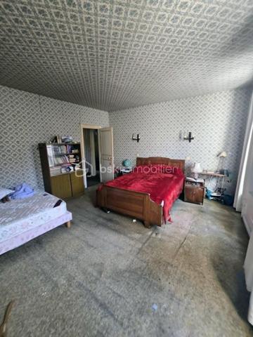 À 15 minutes de Sées et de Gacé, sur la commune du Merlerault-Le Pin, au cœur d’un bourg offrant de nombreuses commodités, découvrez cet ensemble immobilier à rénover au fort potentiel.
Il se compose d’une maison principale comprenant un salon séjour avec insert à bois, une cuisine aménagée, un ancien local commercial, une chambre de plain-pied ainsi qu’un bureau. À l’étage, vous trouverez quatre belles chambres spacieuses, une salle de bains et des WC. Un grenier aménageable d’environ 50 m² vient compléter l’ensemble et offre de nombreuses possibilités d’aménagement.
À l’extérieur, la propriété dispose également d’une chaufferie, d’un atelier et d’un préau de beaux volumes. Une seconde petite maison, à rénover entièrement, vous permettra d’envisager un agrandissement de l’espace habitable ou la création d’un logement indépendant.
L’ensemble est entièrement clôturé et vous pourrez profiter de moments conviviaux en famille dans la cour ou le jardin arboré.
Le système de chauffage a été changé en 2023 avec l'installation d'une pompe à chaleur air/eau , assainissement collectif 
A VISITER ABSOLUMENT!