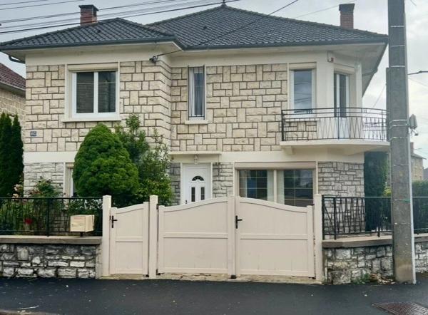 Location                                                      Maison
                        
                     5 pièces                                         à Brive-la-Gaillarde