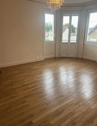 Location                                                      Maison
                        
                     5 pièces                                         à Brive-la-Gaillarde