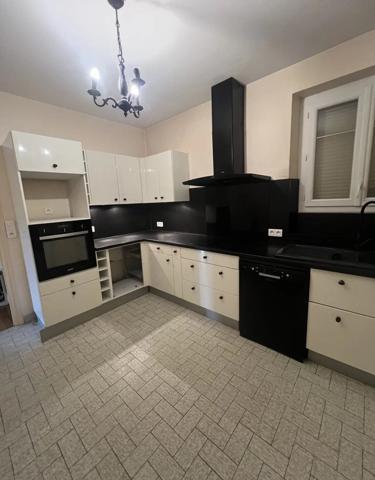 Location                                                      Maison
                        
                     5 pièces                                         à Brive-la-Gaillarde