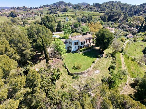 Le Castellet  Propriété de caractère au potentiel exceptionnel, au coeur d'un écrin de nature - 860 000 euros