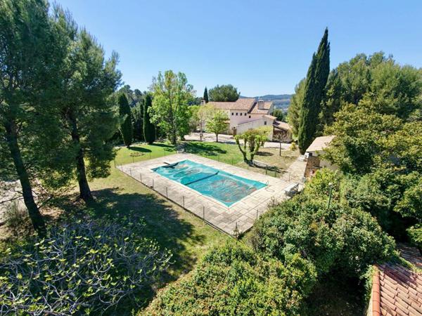 Le Castellet  Propriété de caractère au potentiel exceptionnel, au coeur d'un écrin de nature - 860 000 euros