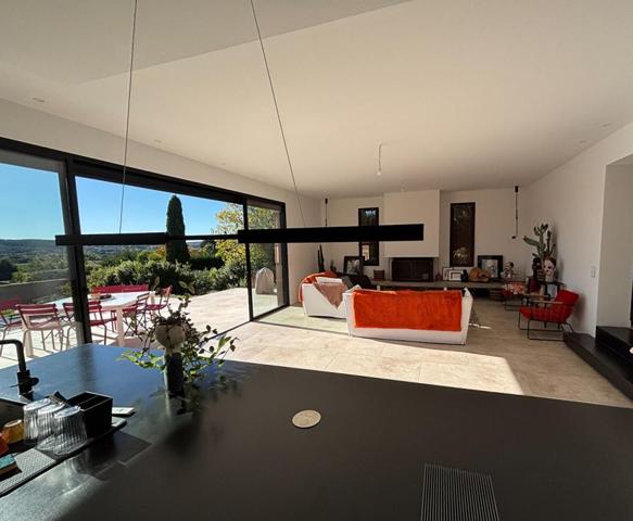 Villa contemporaine avec vue