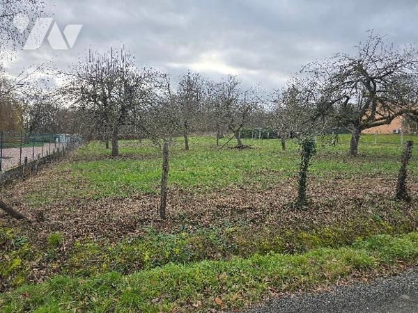 Terrain à bâtir de 2160 m2, situé à Serbannes.